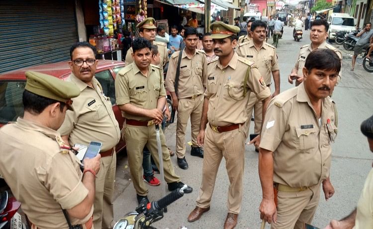 दो समुदाय के लोगों के बीच हुऐ झगड़े के बाद घटना स्थल पर तैनात पुलिसफोर्स।