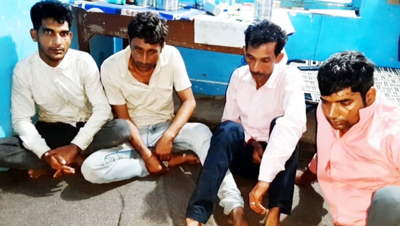 8बी - पुलिस हिरासत में मोबाइल टावर से चोरी करने वाले आरोपी चोर। (मवाना)