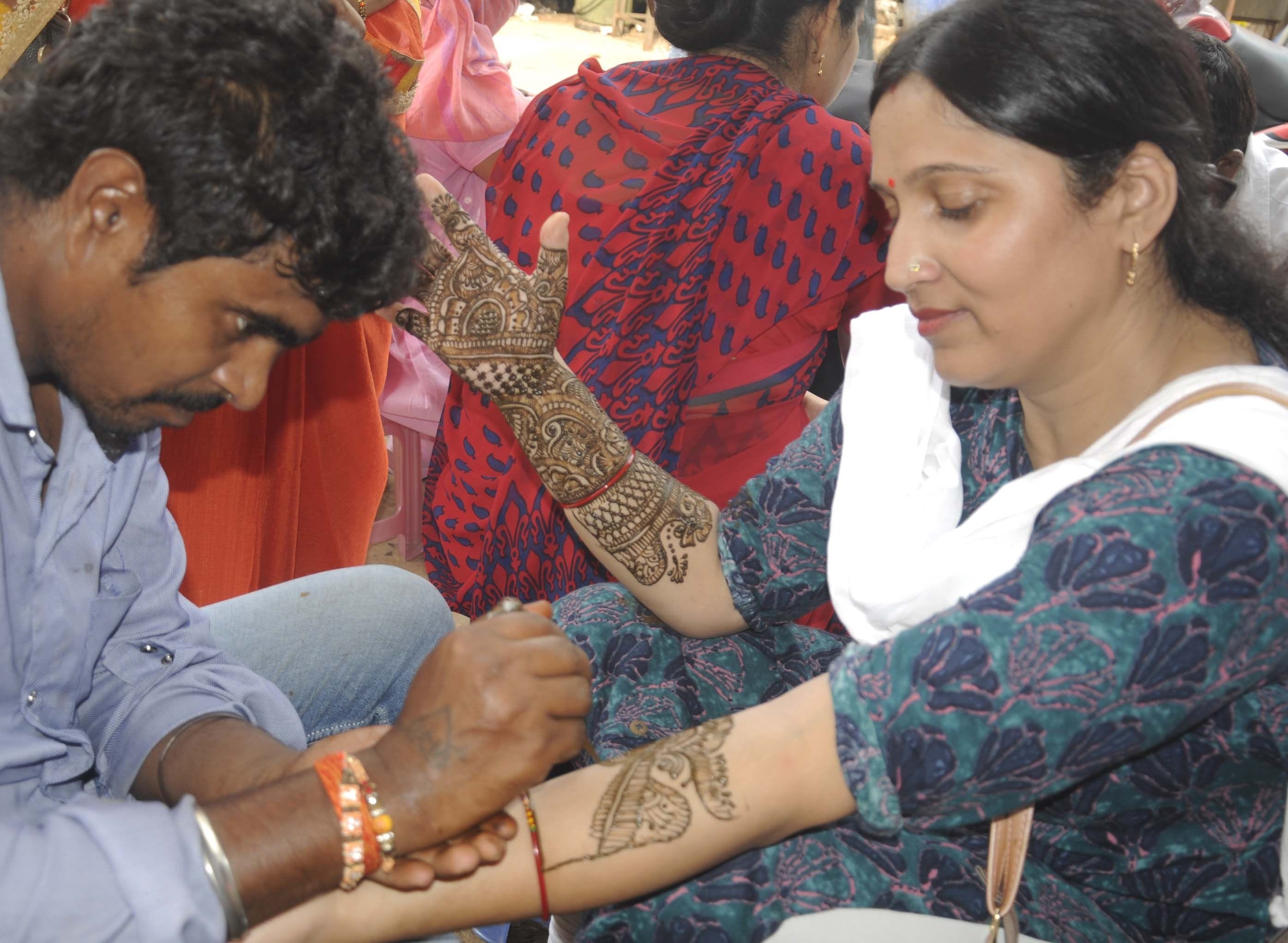 रितालिका तीज की तैयारी में पंजाबी मार्केट में मेंहदी रचाती युवती। रितालिका तीज की तैयारी में पंजाबी मार्केट में मेंहदी रचाती युवती।