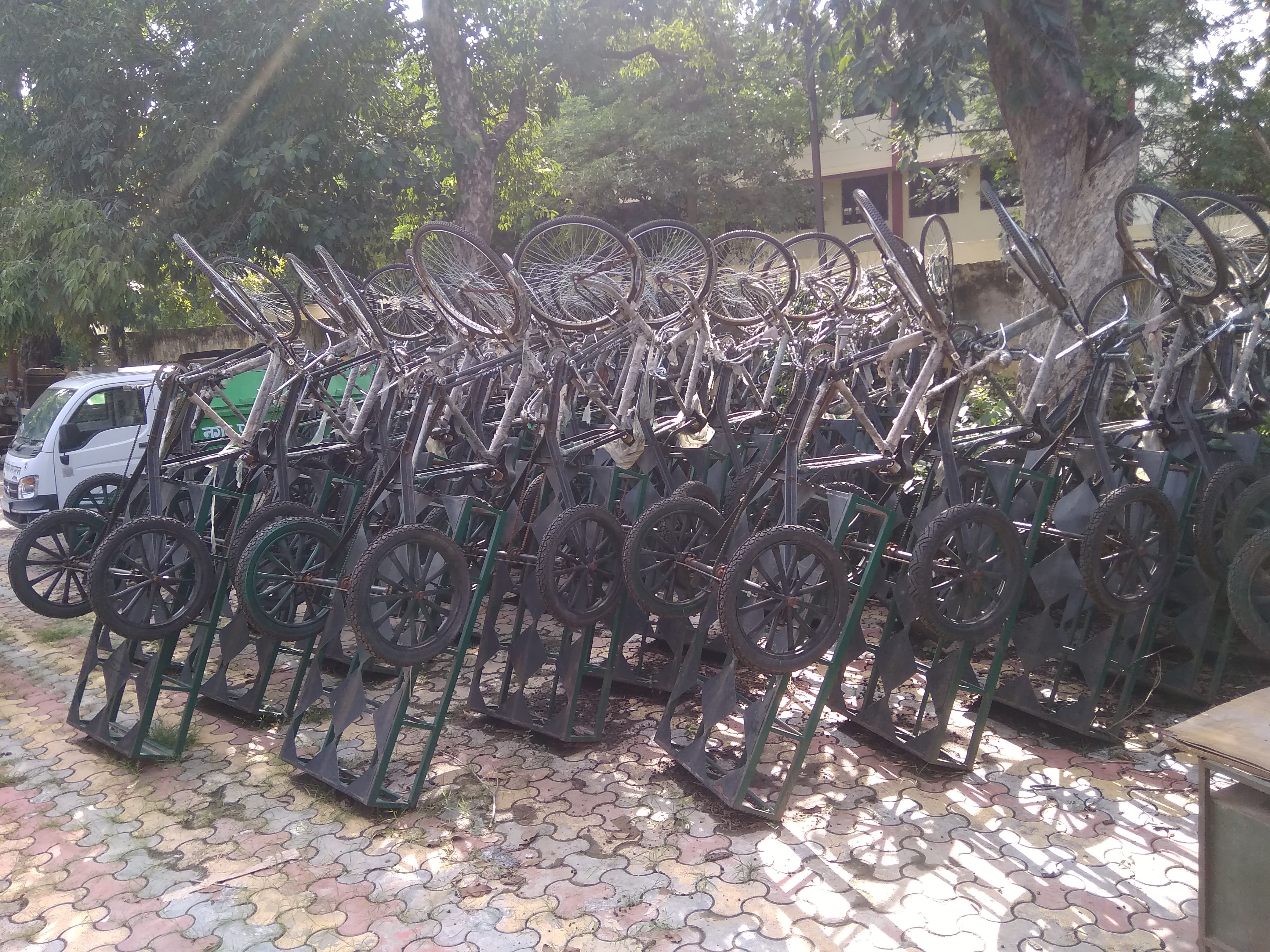 सरधना नगर पालिका परिसर में खड़ी जंग खा रही रिक्शा ठेली सरधना नगर पालिका परिसर में खड़ी जंग खा रही रिक्शा ठेली