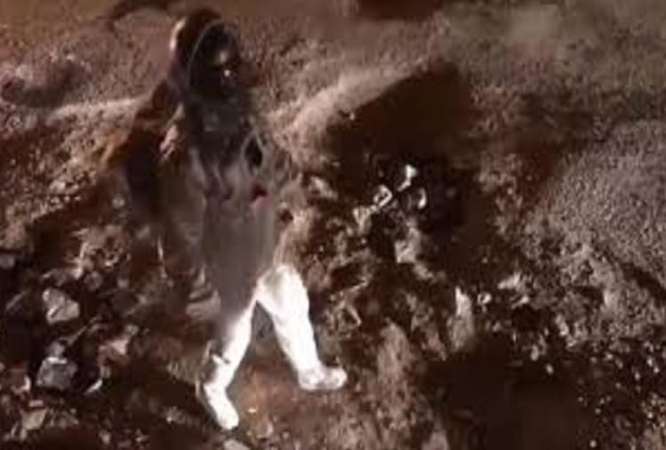 अंतरिक्षयात्री के सूट में मूनवॉक