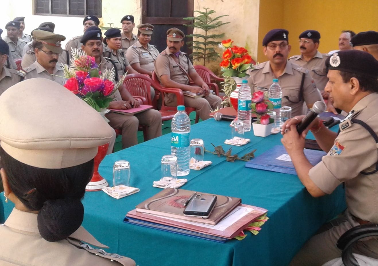 बाजपुर कोतवाली निरीक्षण के बाद पुलिस स्टाफ की बैठक लेते डीआईजी जोशी। बाजपुर कोतवाली निरीक्षण के बाद पुलिस स्टाफ की बैठक लेते डीआईजी जोशी।