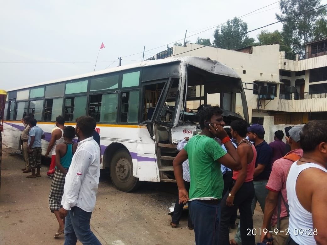घूरपुर के इरादतगंज धर्मकांटे के पास रोडवेज बस और डंपर की आमने-सामने हुई टक्कर के बाद क्षतिग्रस्त घूरपुर के इरादतगंज धर्मकांटे के पास रोडवेज बस और डंपर की आमने-सामने हुई टक्कर के बाद क्षतिग्रस्त