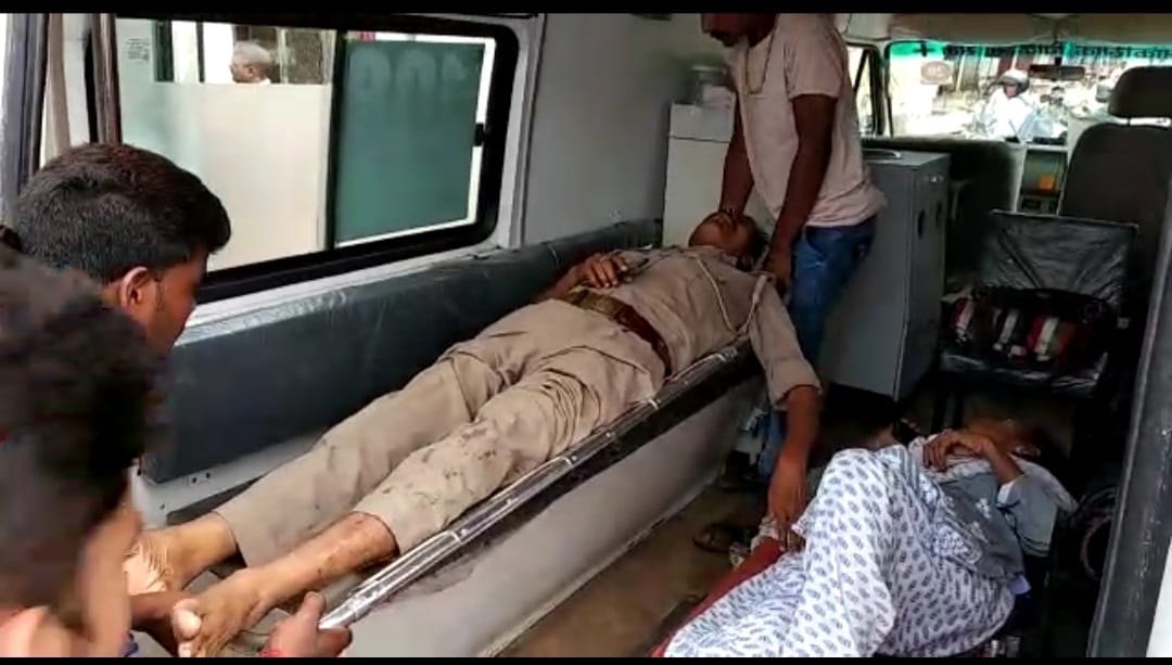 घूरपुर के इरादतगंज धर्मकांटे के पास रोडवेज बस और डंपर की आमने-सामने हुई टक्कर के बाद क्षतिग्रस्त घूरपुर के इरादतगंज धर्मकांटे के पास रोडवेज बस और डंपर की आमने-सामने हुई टक्कर के बाद क्षतिग्रस्त