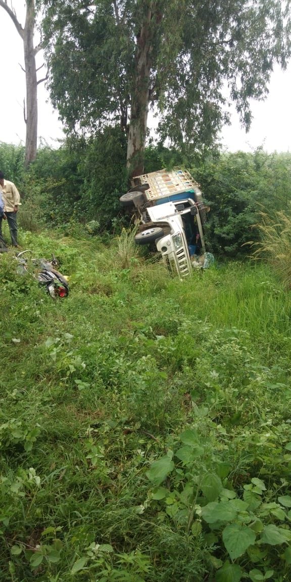 सड़क किनारे पलटी पड़ी पिकअप सड़क किनारे पलटी पड़ी पिकअप