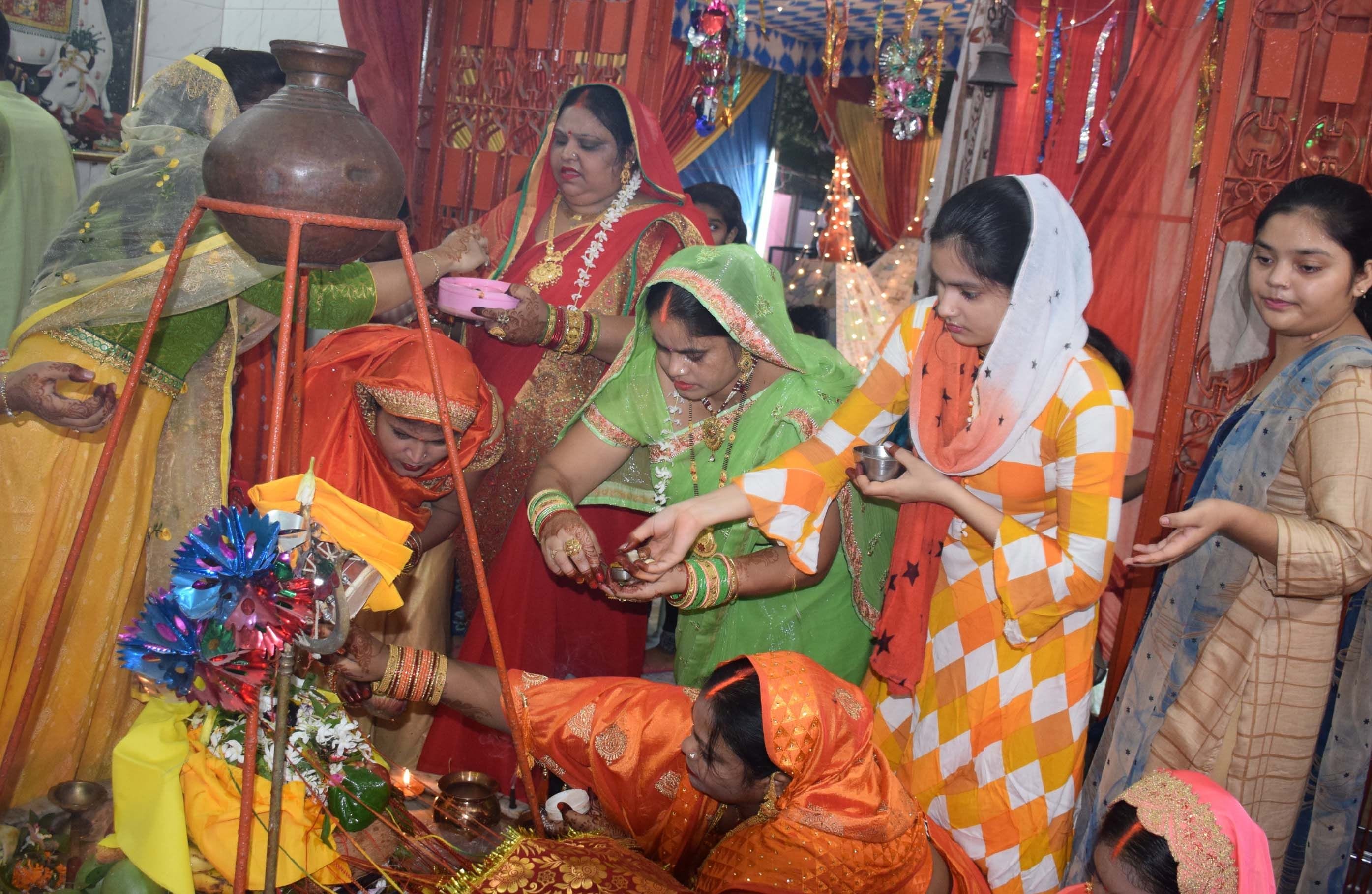 हरितालिका तीज पर बाबागंज न्यू कालोनी स्थित शिव मंदिर में दर्शन पूजन करती महिलाएं।