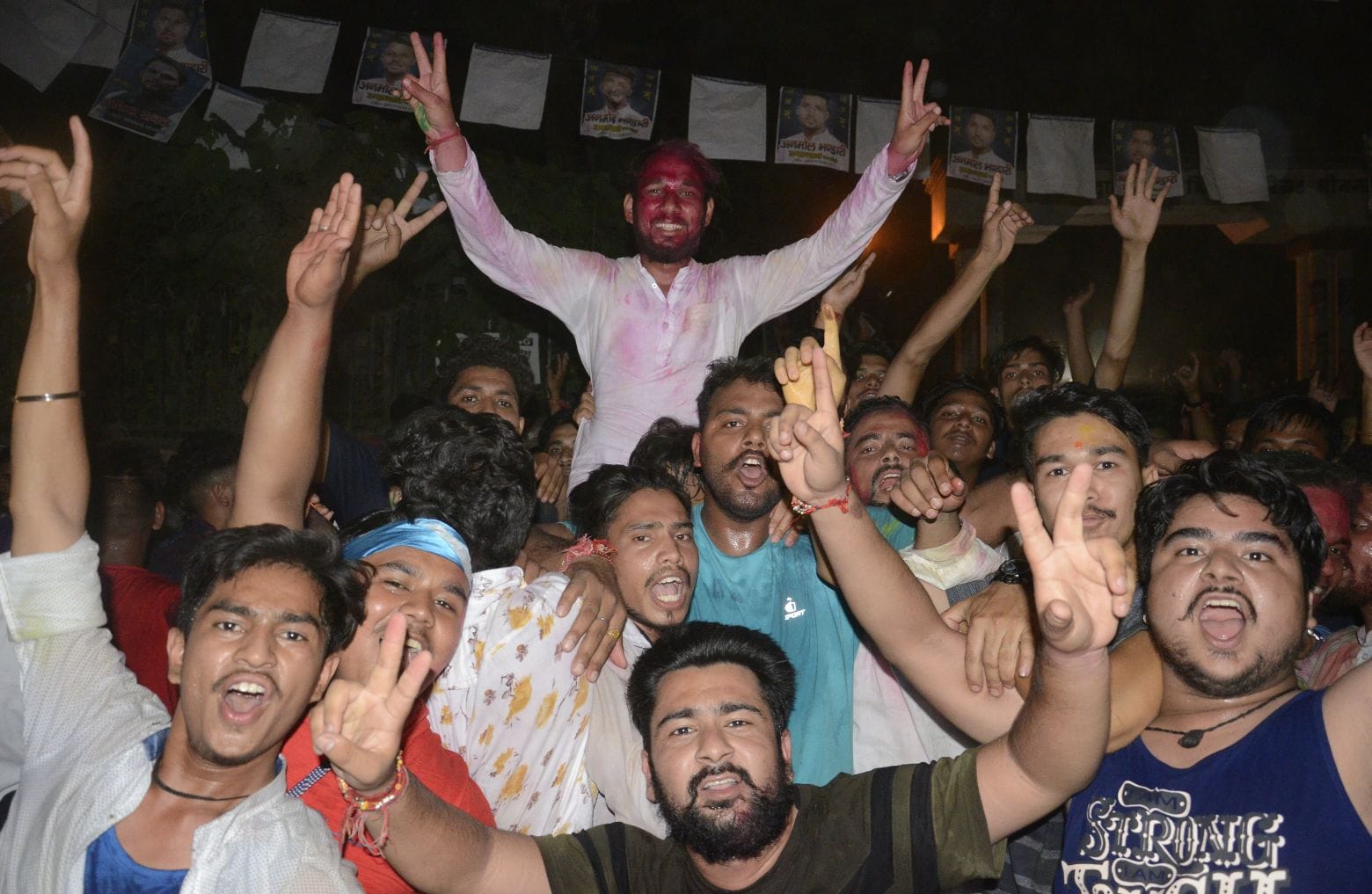 गढ़वाल विवि के बिड़ला परिसर छात्र संघ अध्यक्ष चुने जाने पर समर्थकों के साथ खुशी मनाते अंकित रावत? गढ़वाल विवि के बिड़ला परिसर छात्र संघ अध्यक्ष चुने जाने पर समर्थकों के साथ खुशी मनाते अंकित रावत?