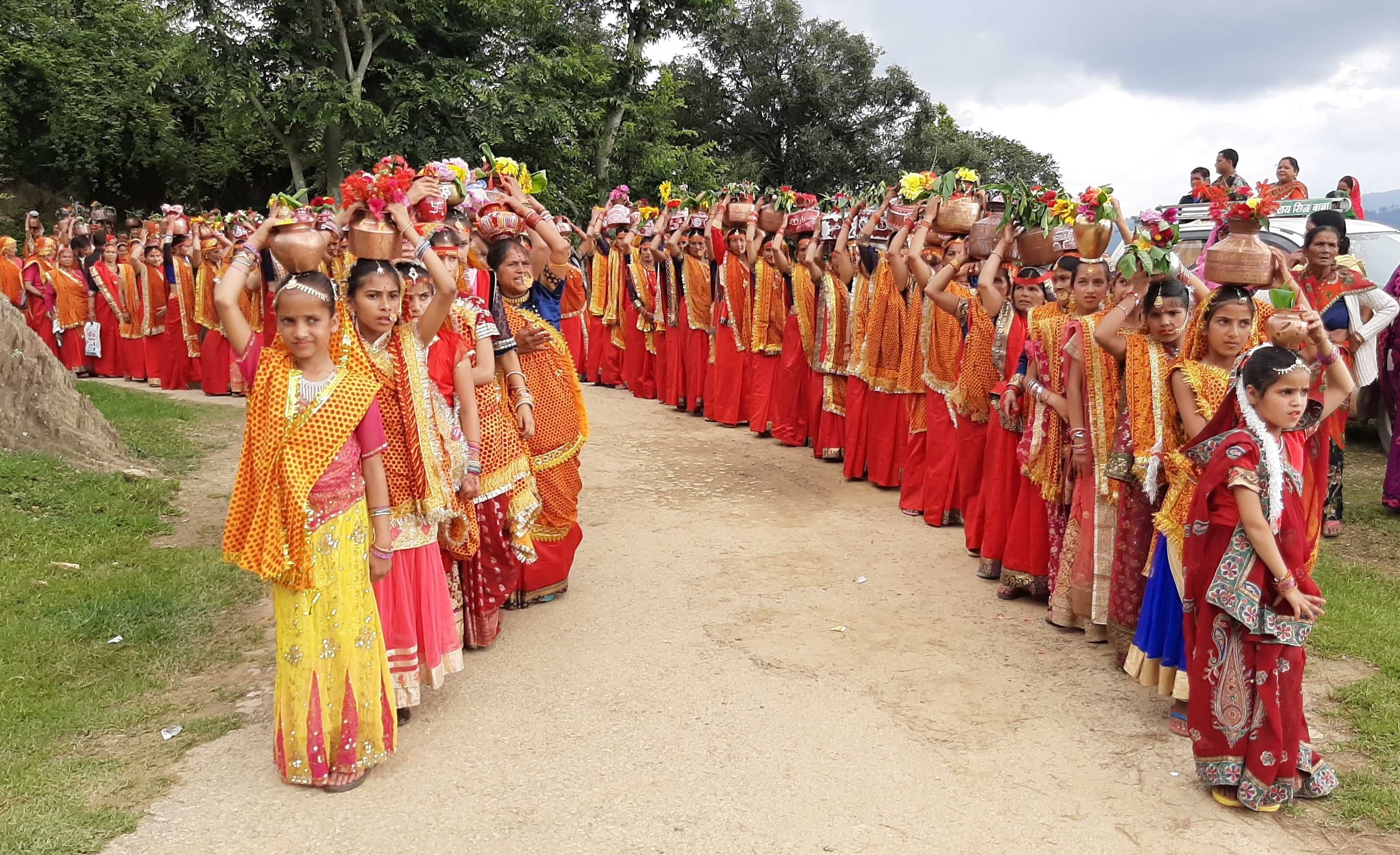 पाटन के झूमाधूरी महोत्सव के शुभारंभ पर कलश यात्रा निकालतीं महिलाएं। पाटन के झूमाधूरी महोत्सव के शुभारंभ पर कलश यात्रा निकालतीं महिलाएं।