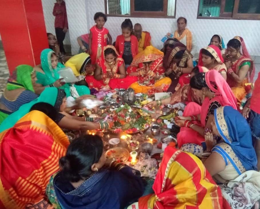 पट्टी में हरितालिका तीज पर पति की दीर्घायु को पूजन करती सुहागिन महिलाएं।