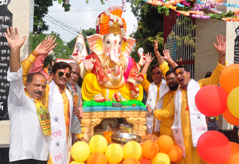 हरि मन्दिर से गणपति सेवा समिति द्वारा निकाली गयी शोभा यात्रा में प्राण प्रतिष्ठा समारोह में जयघ? हरि मन्दिर से गणपति सेवा समिति द्वारा निकाली गयी शोभा यात्रा में प्राण प्रतिष्ठा समारोह में जयघ?