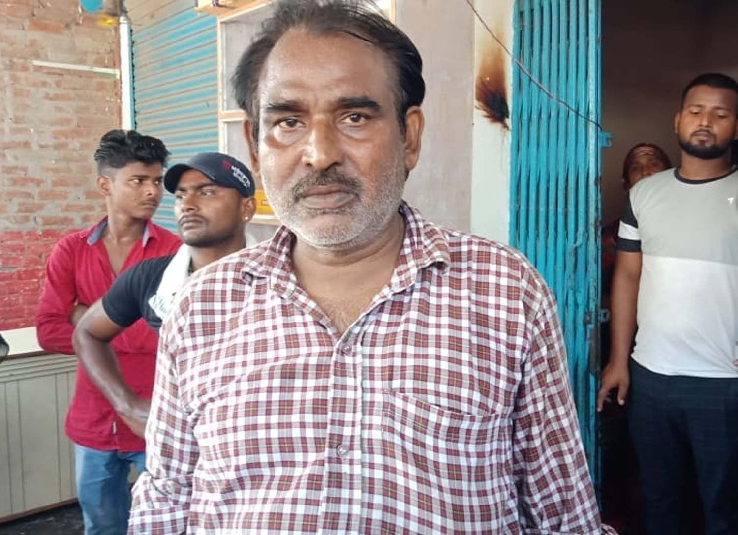 लालगंज के लोनी पुल पर बदमाशों द्वारा छिनैती का शिकार व्यापारी इसरार। लालगंज के लोनी पुल पर बदमाशों द्वारा छिनैती का शिकार व्यापारी इसरार।
