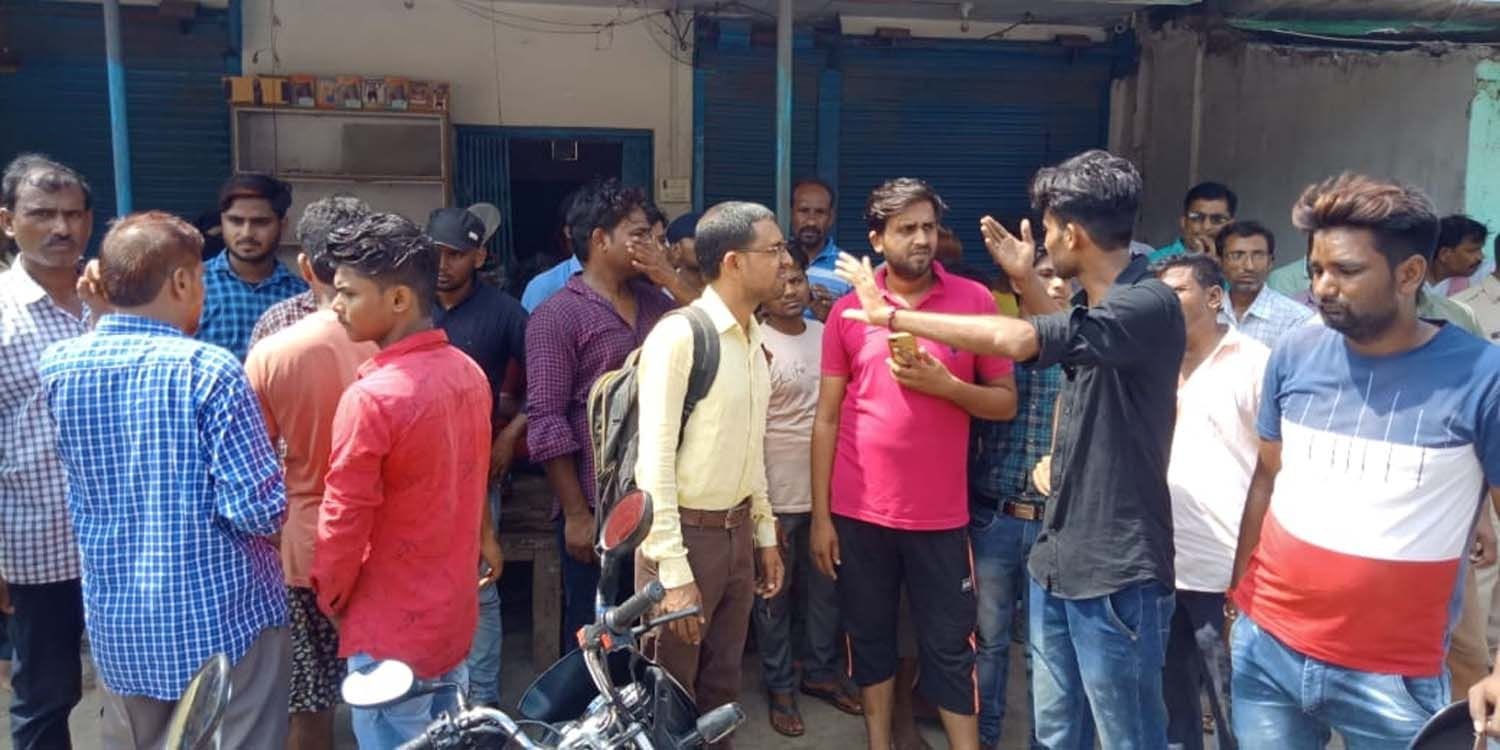 लालगंज के लोनी पुल पर व्यापारी से छिनैती की घटना के बाद मौके पर जुटी भीड़। लालगंज के लोनी पुल पर व्यापारी से छिनैती की घटना के बाद मौके पर जुटी भीड़।