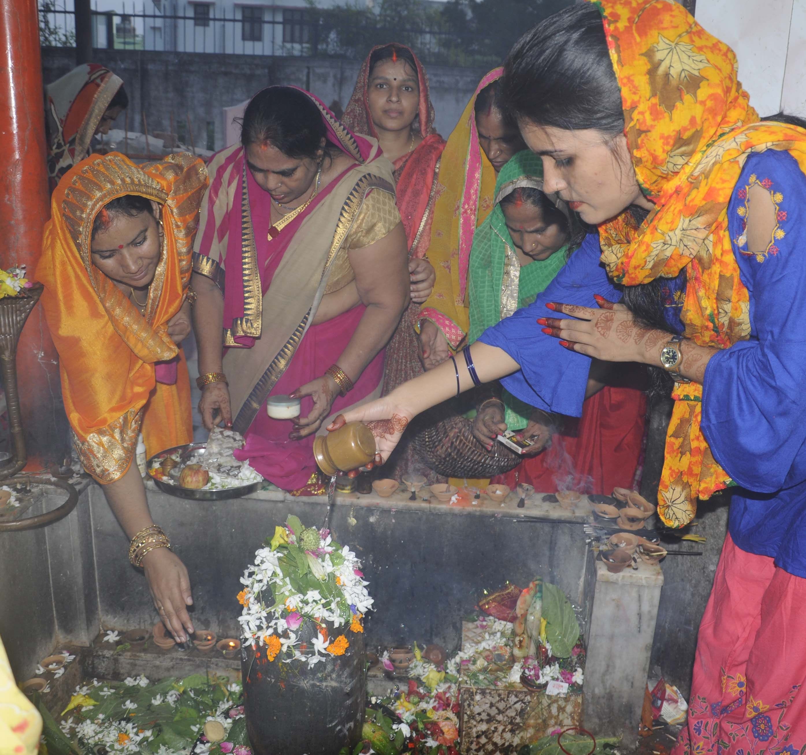 हिलामऊ स्थित शिव मंदिर में हरितालिका तीज पर पूजन करती महिलाएं।