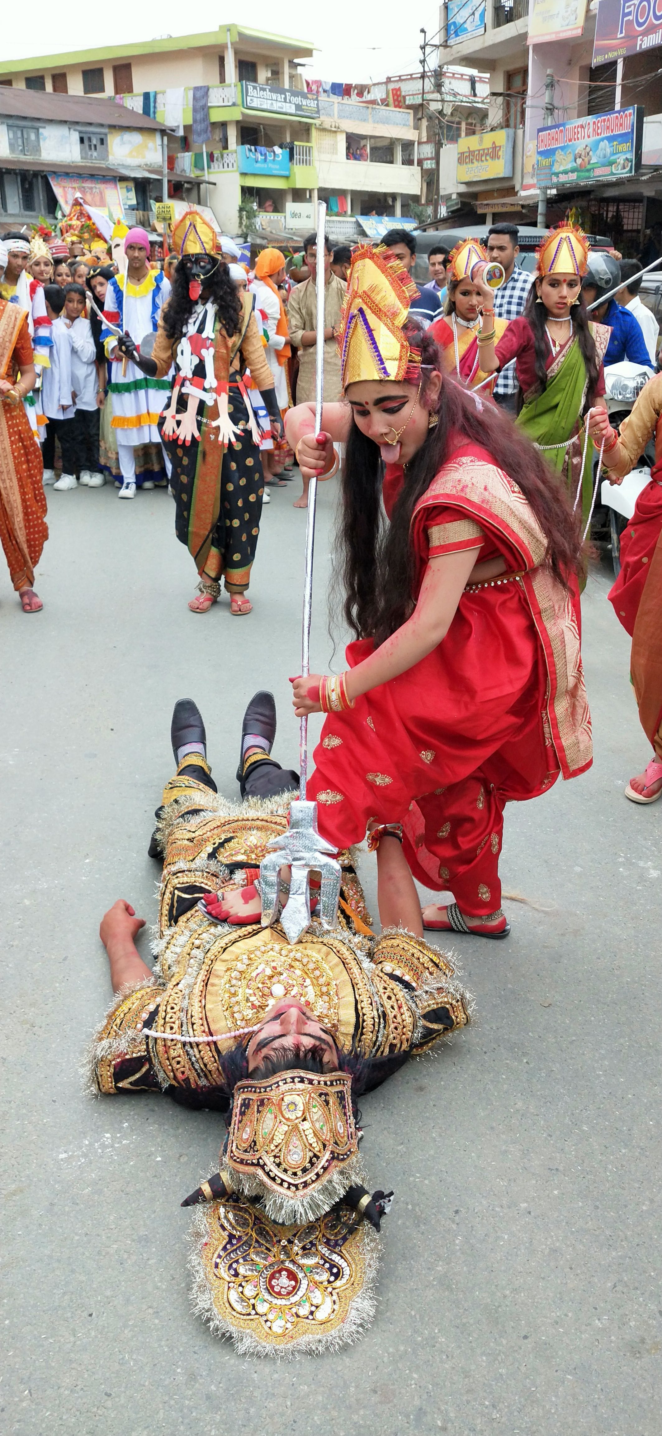 चंपावत के नंदा-सुनंदा महोत्सव में महिषासुर का मर्दन करती मां दुर्गा। चंपावत के नंदा-सुनंदा महोत्सव में महिषासुर का मर्दन करती मां दुर्गा।