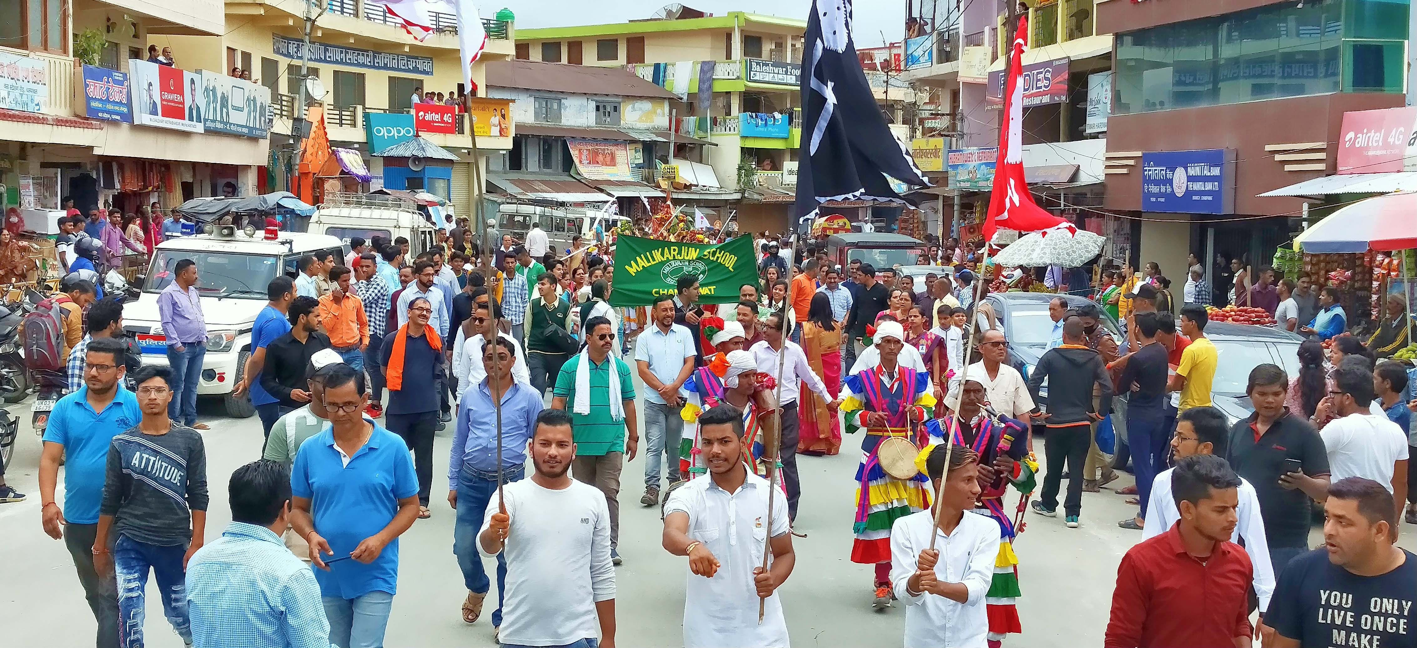 चंपावत के नंदा-सुनंदा महोत्सव के शुभारंभ मौके पर ध्वज के साथ भक्तगण। चंपावत के नंदा-सुनंदा महोत्सव के शुभारंभ मौके पर ध्वज के साथ भक्तगण।