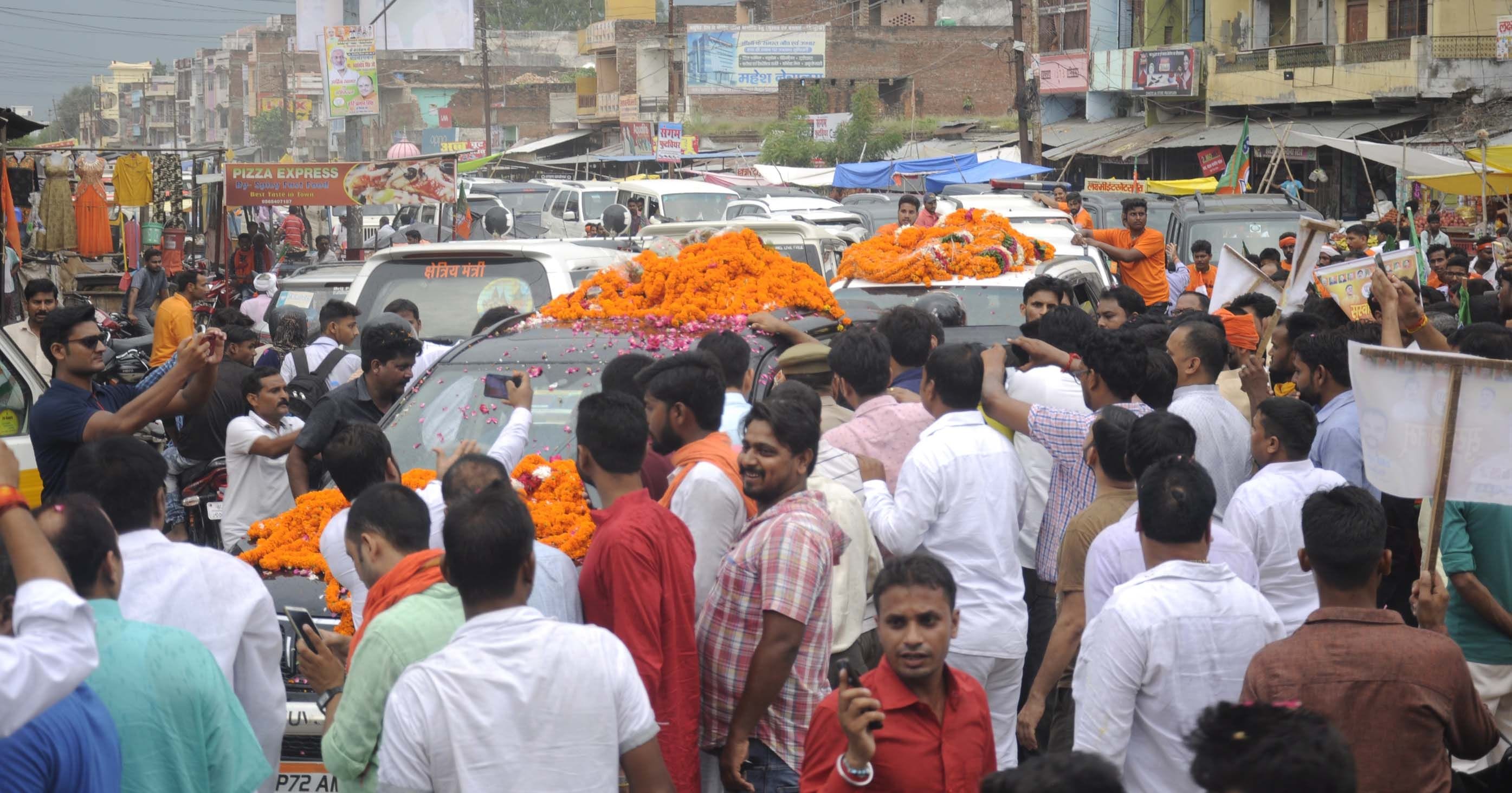 ाजपा प्रदेश अध्यक्ष स्वतंत्र देव सिंह के चिलबिला पहुंचने के दौरान चौराहे पर लगा रहा जाम। ाजपा प्रदेश अध्यक्ष स्वतंत्र देव सिंह के चिलबिला पहुंचने के दौरान चौराहे पर लगा रहा जाम।