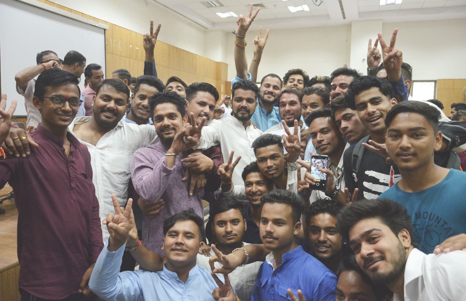 बिड़ला परिसर श्रीनगर मे छात्र संघ शपथ ग्रहण समारोह मे शपथ के बाद समर्थको के साथ नवनियुक्त पदाधिक?