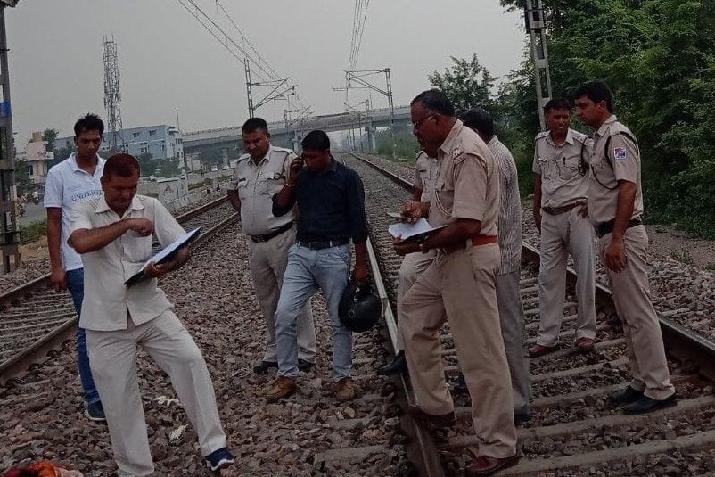 रेलवे ट्रैक पर घटना के बाद कार्रवाई करती पुलिस रेलवे ट्रैक पर घटना के बाद कार्रवाई करती पुलिस
