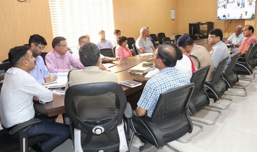 रुद्रपुर के कलक्ट्रेट में छात्रसंघ चुनाव को लेकर बैठक करते डीएम। रुद्रपुर के कलक्ट्रेट में छात्रसंघ चुनाव को लेकर बैठक करते डीएम।