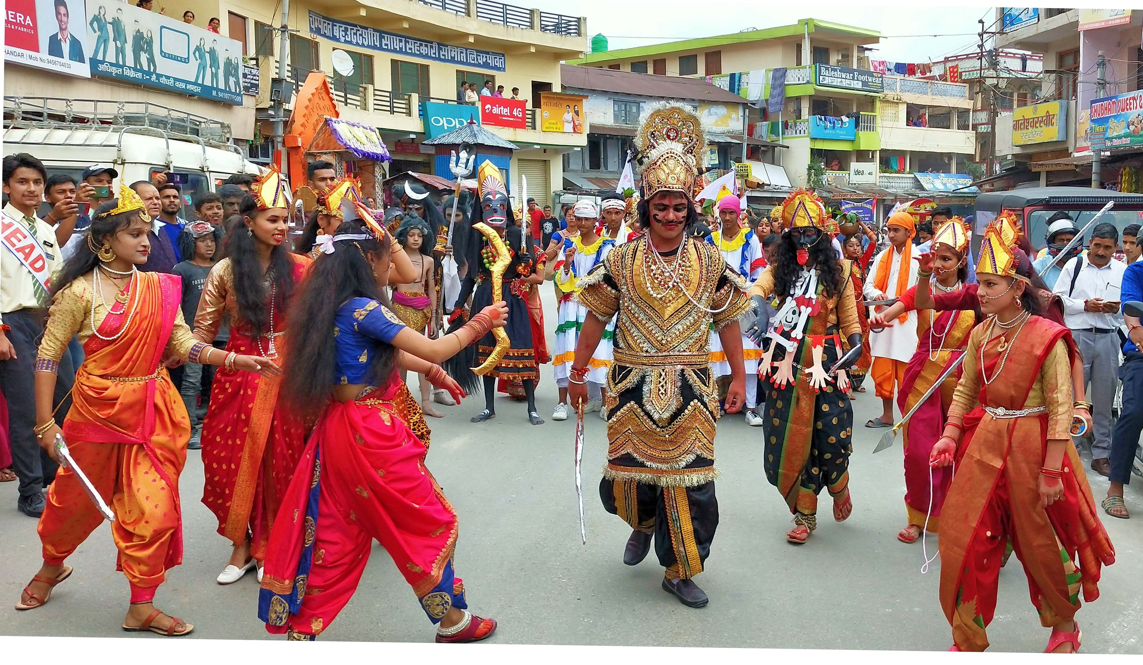 चंपावत में नंदा-सुनंदा महोत्सव के शुभारंभ मौके पर निकली दिलकश झांकी। चंपावत में नंदा-सुनंदा महोत्सव के शुभारंभ मौके पर निकली दिलकश झांकी।