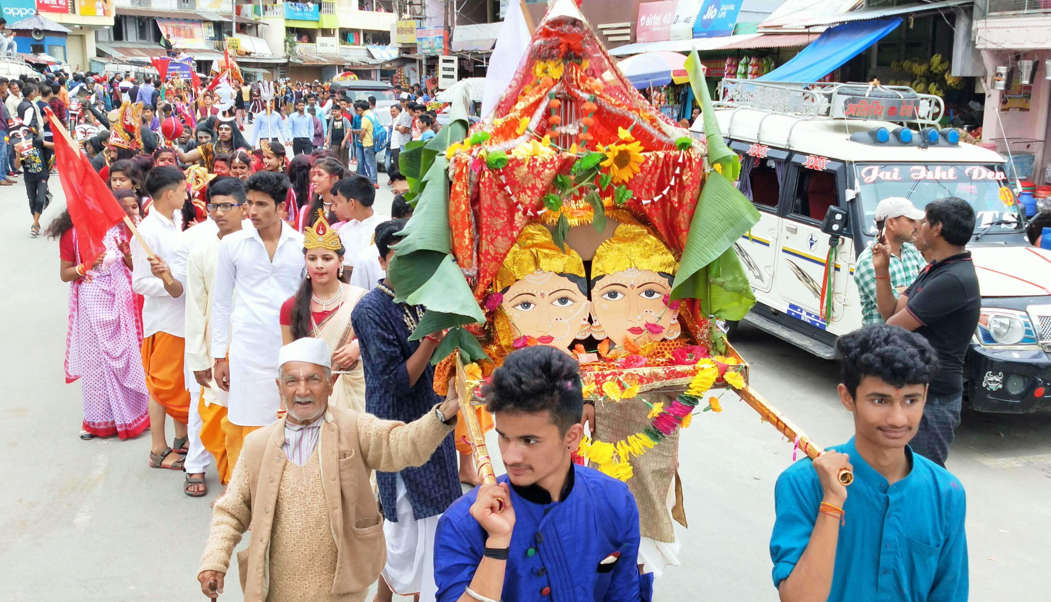 चंपावत के नंदा-सुनंदा महोत्सव में नंदा-सुनंदा की झांकी निकालते श्रद्धालु। चंपावत के नंदा-सुनंदा महोत्सव में नंदा-सुनंदा की झांकी निकालते श्रद्धालु।