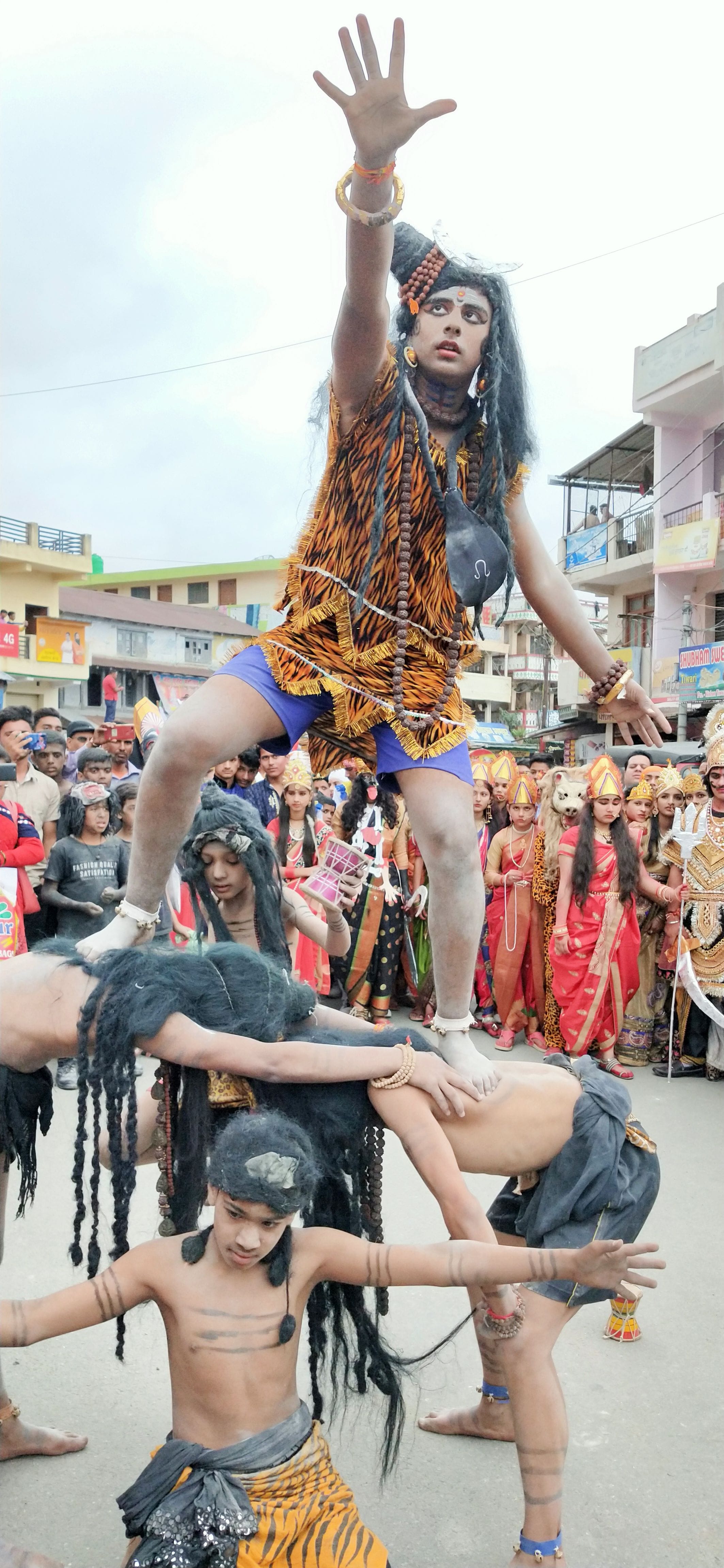 चंपावत के नंदा-सुनंदा महोत्सव में महादेव की झांकी निकालते छात्र। चंपावत के नंदा-सुनंदा महोत्सव में महादेव की झांकी निकालते छात्र।