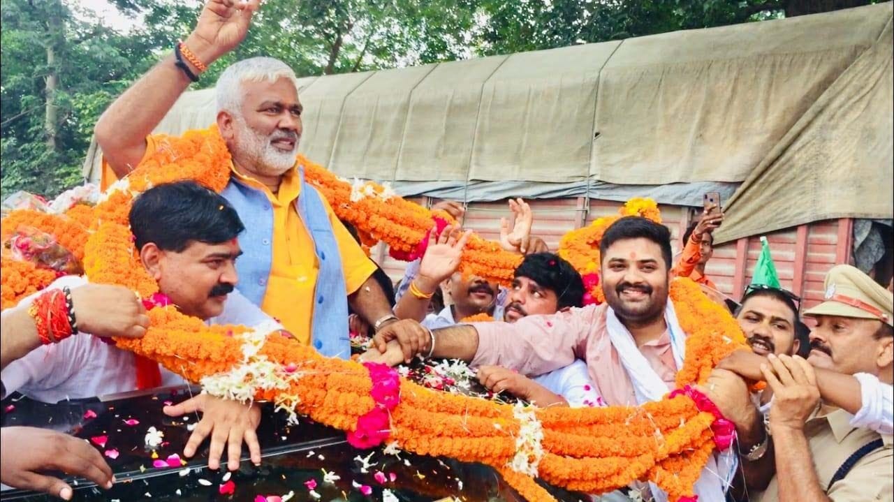 चिलबिला श्रीराम बालिका इंटर कालेज के सामने भाजपा प्रदेश अध्यक्ष स्वतंत्र देव सिंह का स्वागत करत