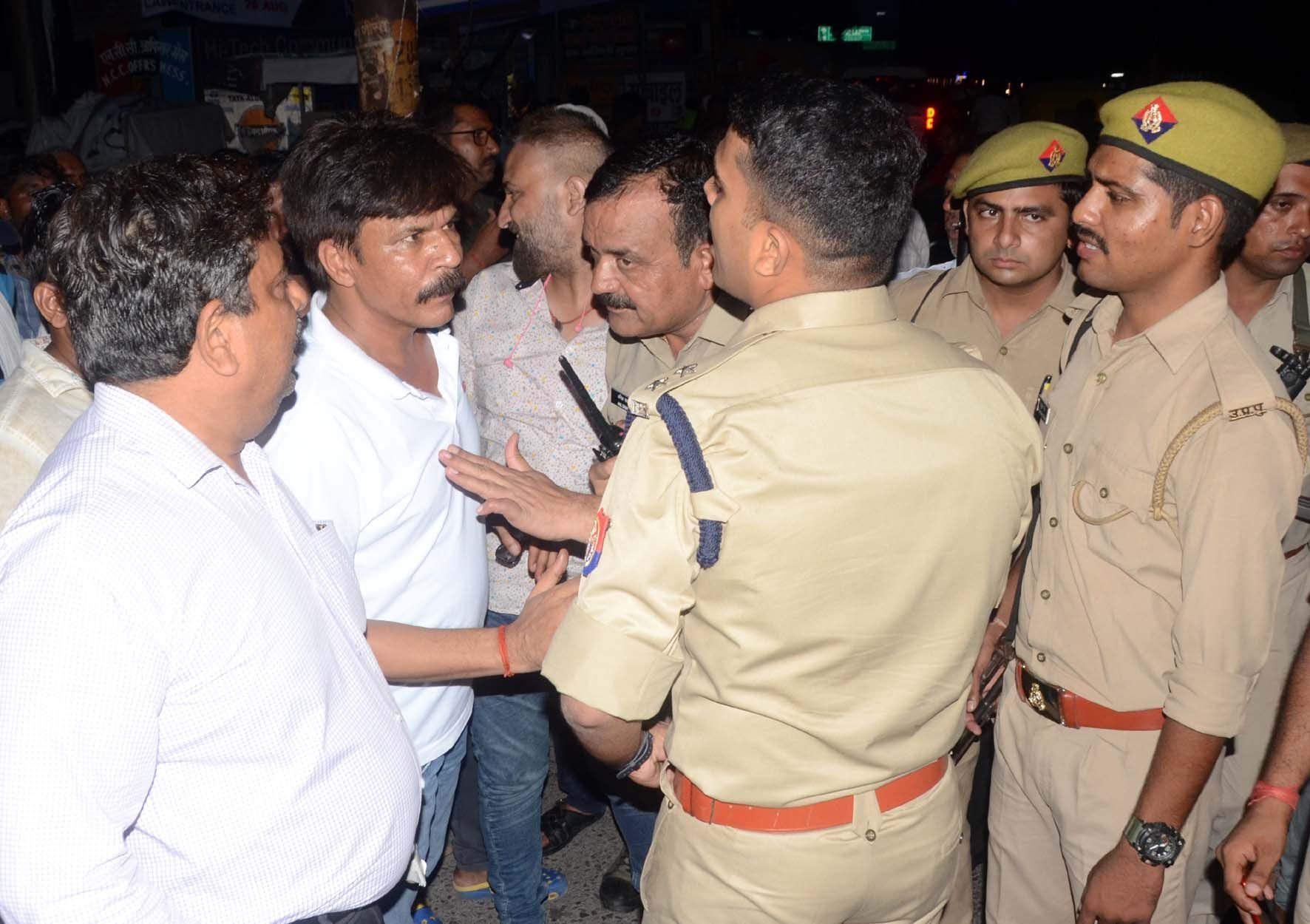सीओ से नोकझोक करते पूर्व विधायक राकेश सिंह। सीओ से नोकझोक करते पूर्व विधायक राकेश सिंह।