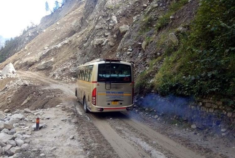 Mountain Collapse on Badrinath Highway 300 vehicles Stuck on road