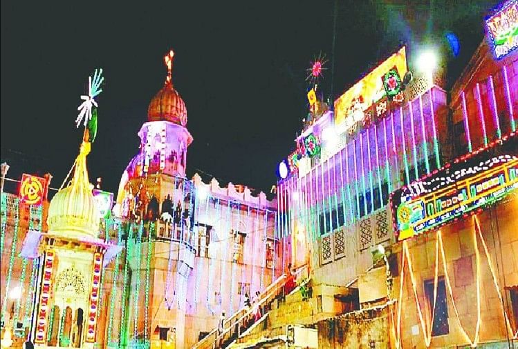 रंग बिरंगी रोशनी से जगमगाता राधारानी मंदिर (फाइल)