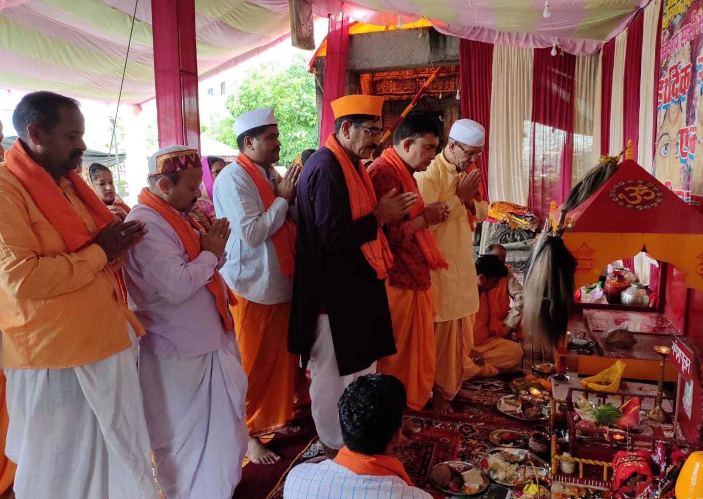 चंपावत के मां नंदा-सुनंदा महोत्सव में धार्मिक अनुष्ठान करते श्रद्धालु। चंपावत के मां नंदा-सुनंदा महोत्सव में धार्मिक अनुष्ठान करते श्रद्धालु।