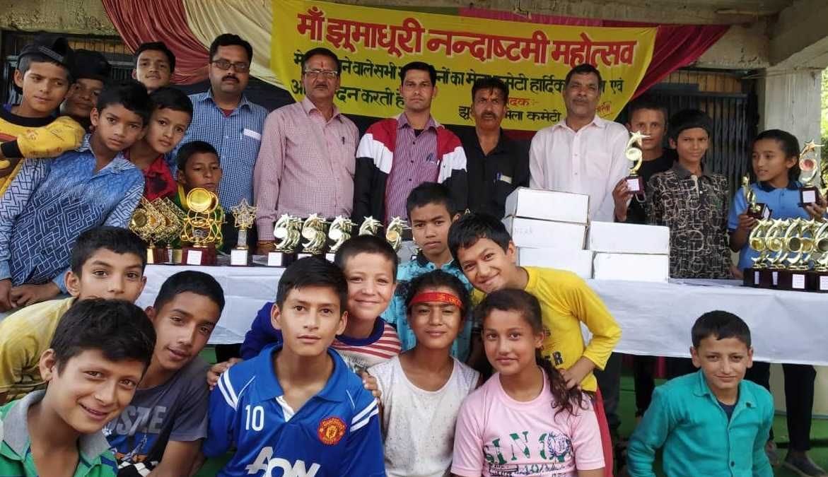 झूमाधुरी महोत्सव में आयोजित खेलकूद प्रतियोगिता में अव्वल रहे प्रतियोगियों को पुरस्कृत करते आय? झूमाधुरी महोत्सव में आयोजित खेलकूद प्रतियोगिता में अव्वल रहे प्रतियोगियों को पुरस्कृत करते आय?