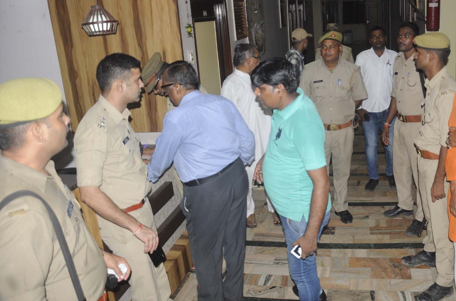 बाबागंज स्थित होटल स्नेह के कमरे में अधेड़ के फांसी लगाने के बाद पहुंची पुलिस। बाबागंज स्थित होटल स्नेह के कमरे में अधेड़ के फांसी लगाने के बाद पहुंची पुलिस।