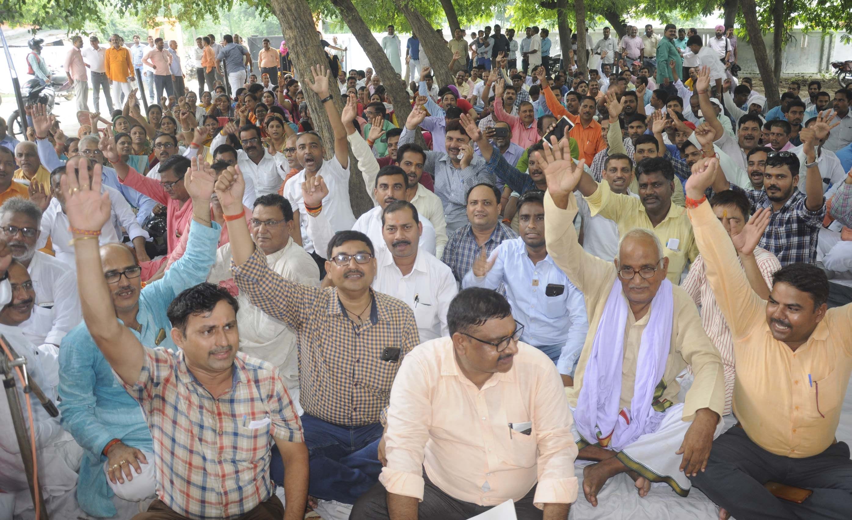 बीएसए कार्यालय परिसर में प्रेरणा एप के विरोध में धरना प्रदर्शन करते शिक्षक महासंघ के लोग। बीएसए कार्यालय परिसर में प्रेरणा एप के विरोध में धरना प्रदर्शन करते शिक्षक महासंघ के लोग।