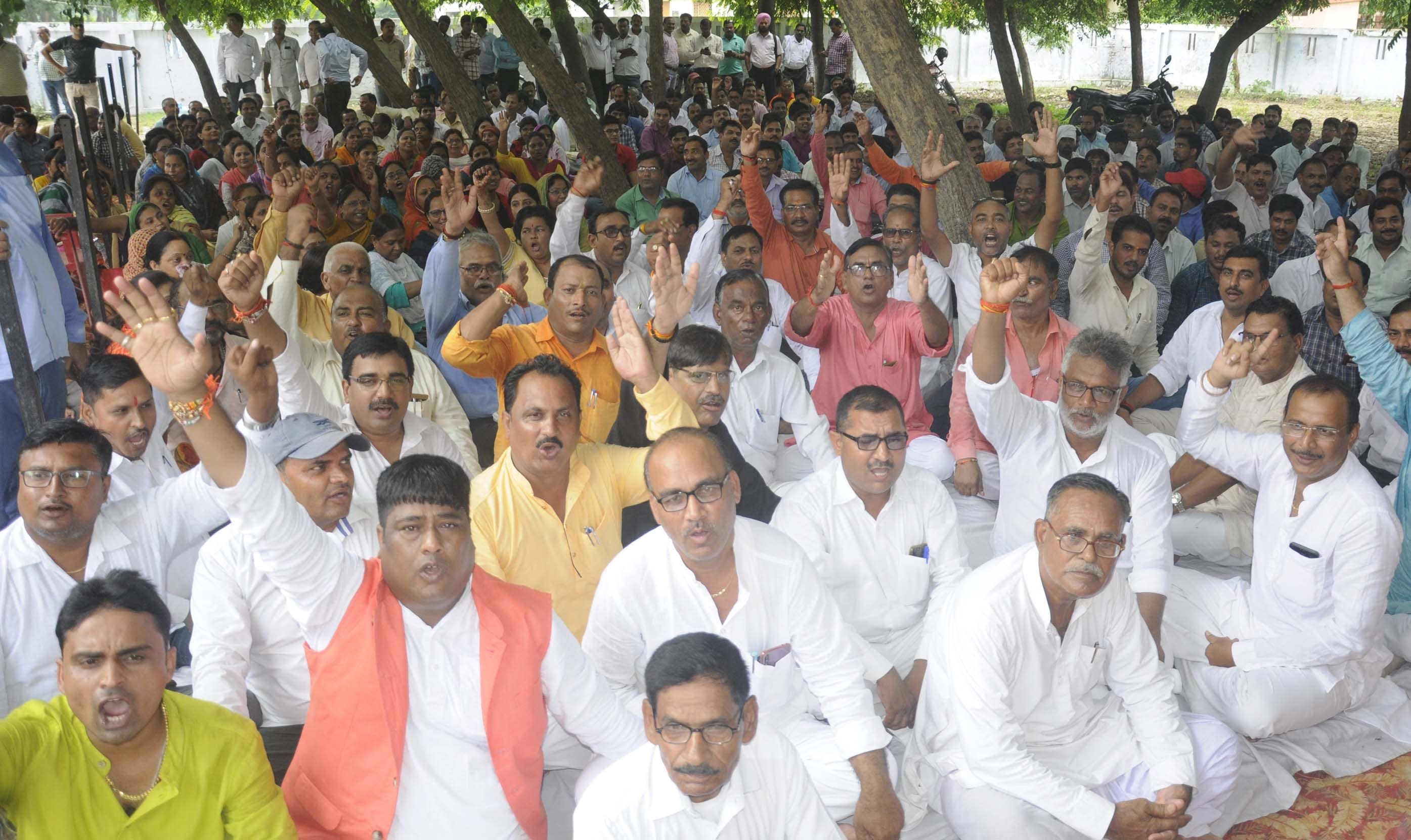 बीएसए कार्यालय परिसर में प्रेरणा एप के विरोध में धरना प्रदर्शन करते शिक्षक महासंघ के लोग। बीएसए कार्यालय परिसर में प्रेरणा एप के विरोध में धरना प्रदर्शन करते शिक्षक महासंघ के लोग।