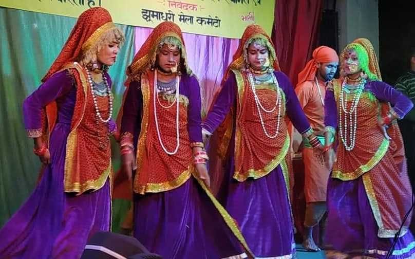 झूमाधुरी महोत्सव में सांस्कृतिक कार्यक्रम प्रस्तुत करतीं छात्राएं। झूमाधुरी महोत्सव में सांस्कृतिक कार्यक्रम प्रस्तुत करतीं छात्राएं।