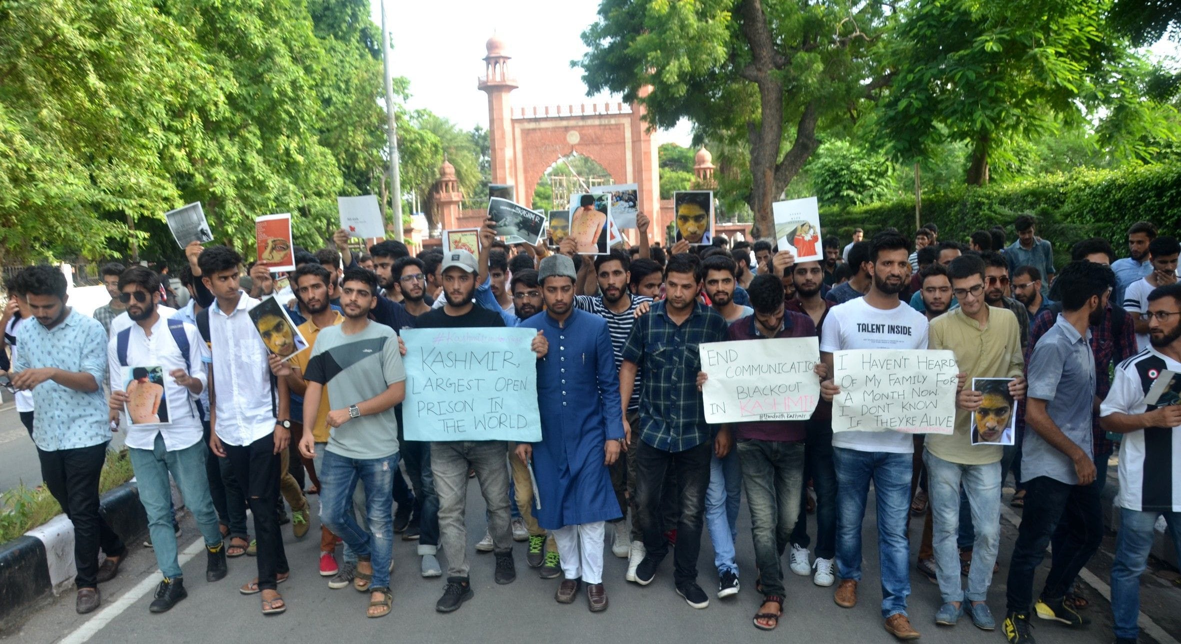 एएमयू के बाब ए सैय्यद पर विरोध मार्च निकालते कश्मीरी छात्र ।