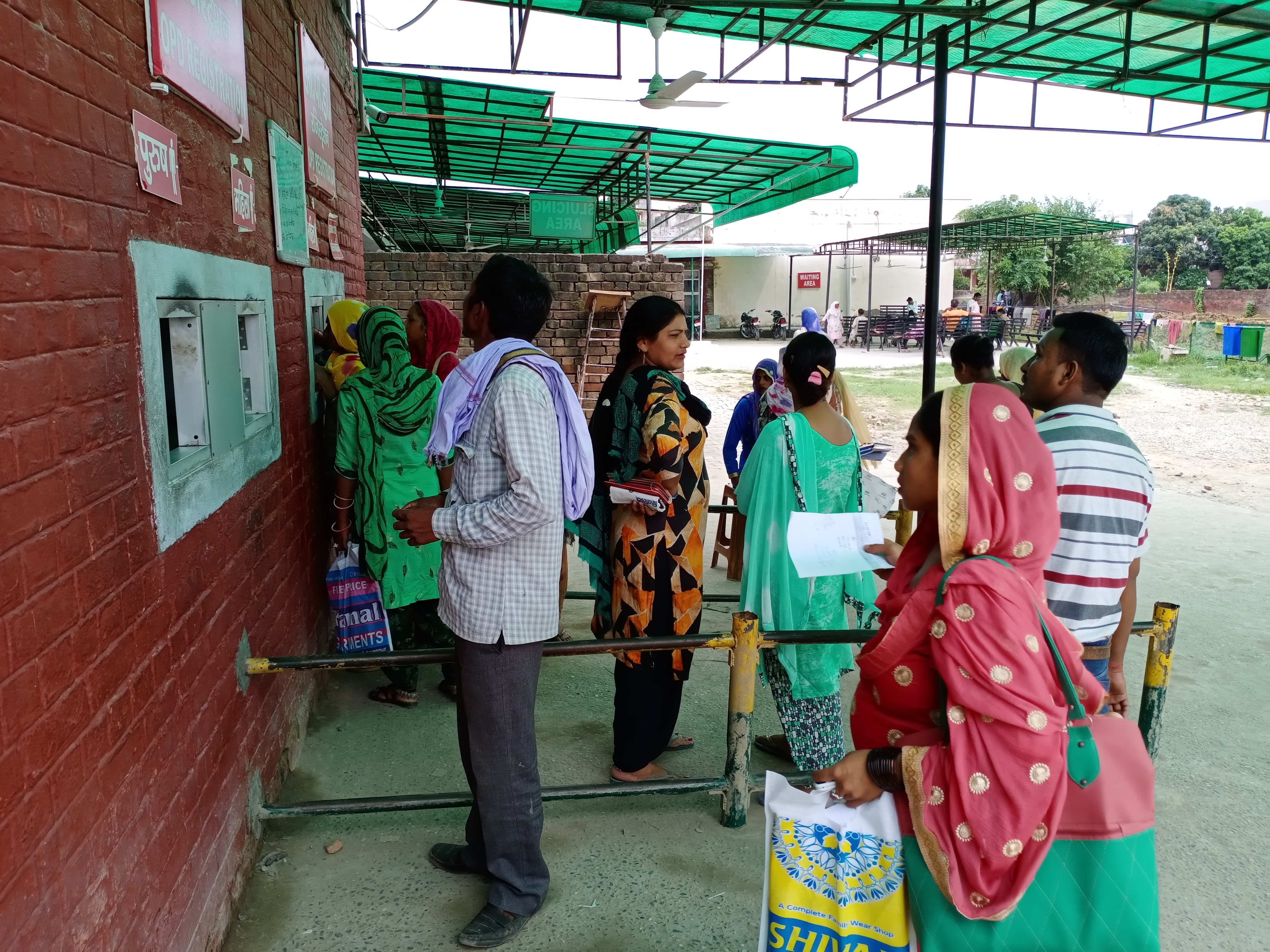 इलाज के अभाव में भटकते मरीज
