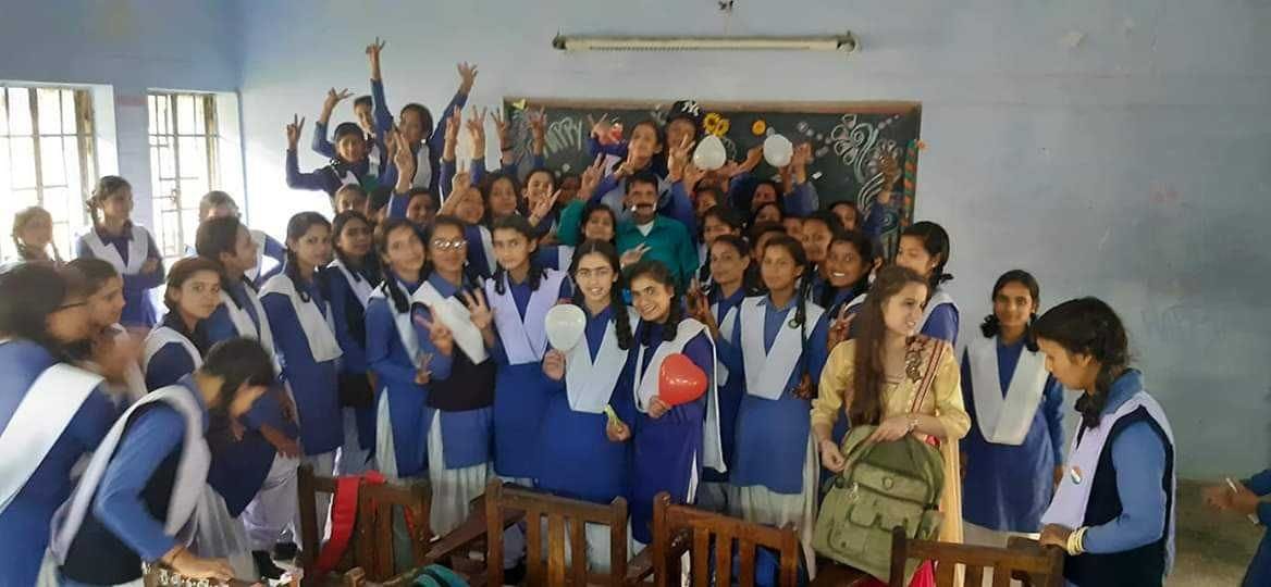 लोहाघाट जीजीआईसी में केक काटकर शिक्षक दिवस मनातीं छात्राएं। लोहाघाट जीजीआईसी में केक काटकर शिक्षक दिवस मनातीं छात्राएं।