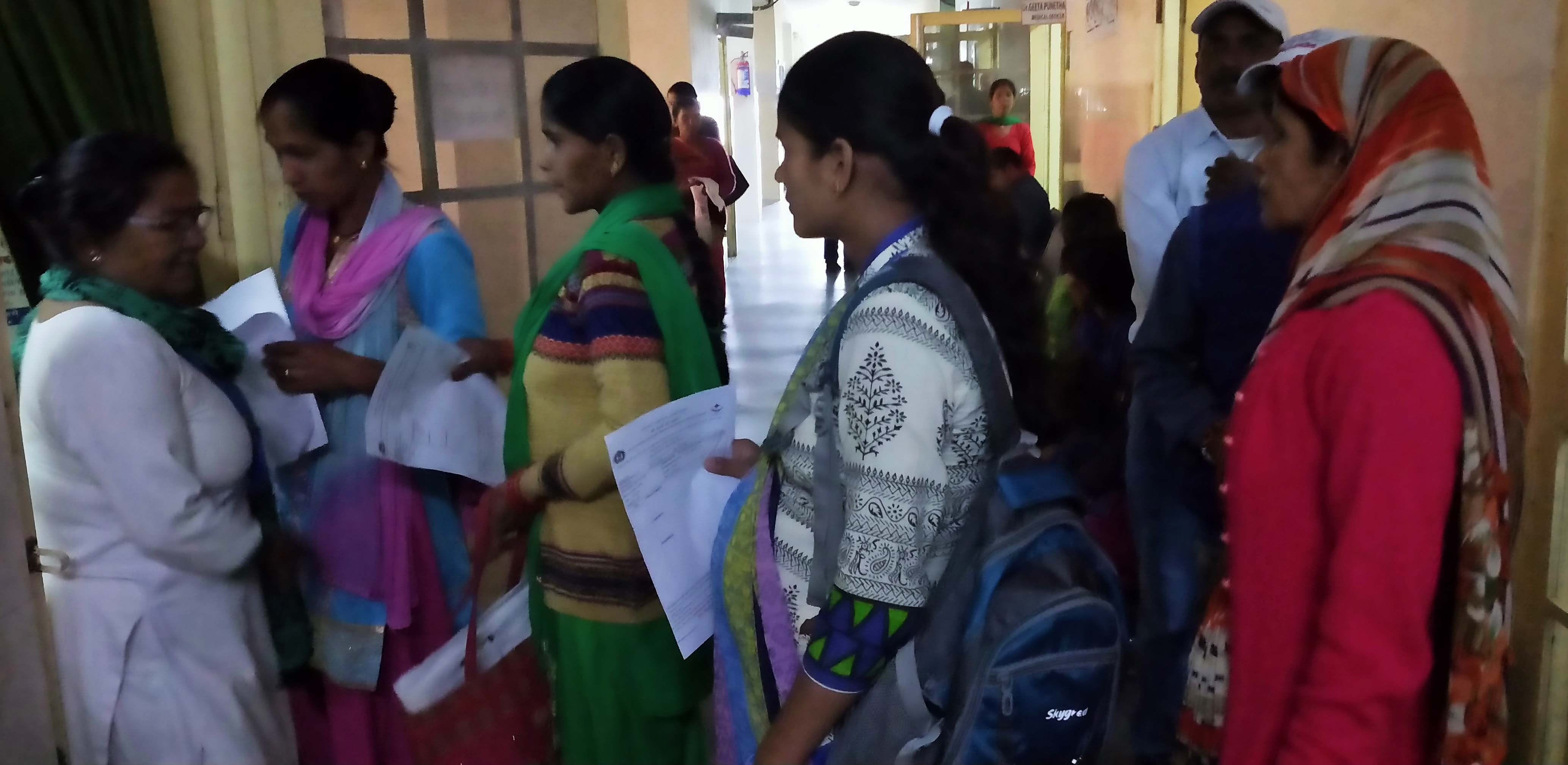 चंपावत जिला अस्पताल के अल्ट्रासाउंड कक्ष में नंबर का इंतजार करतीं दूरदराज से आईं महिलाएं। चंपावत जिला अस्पताल के अल्ट्रासाउंड कक्ष में नंबर का इंतजार करतीं दूरदराज से आईं महिलाएं।