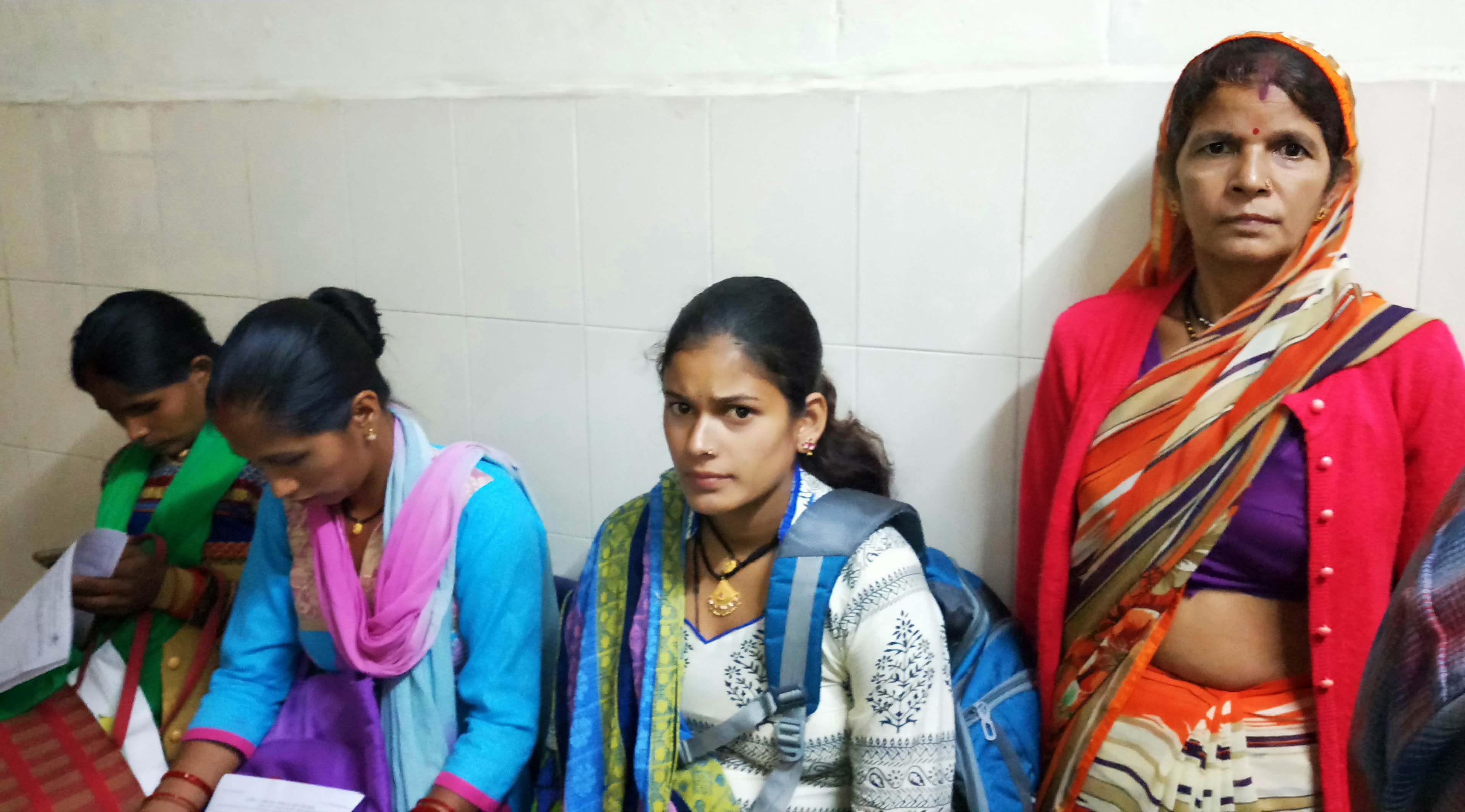 चंपावत जिला अस्पताल में बृहस्पतिवार को अल्ट्रासाउंड परीक्षण के लिए इंतजार करतीं महिलाएं। चंपावत जिला अस्पताल में बृहस्पतिवार को अल्ट्रासाउंड परीक्षण के लिए इंतजार करतीं महिलाएं।