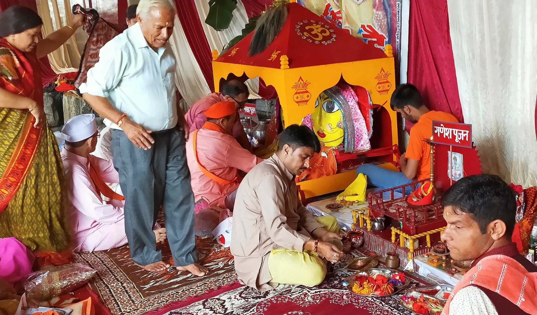 चंपावत के नंदा-सुनंदा महोत्सव में पूजा-अर्चना अनुष्ठान करते पुरोहित। चंपावत के नंदा-सुनंदा महोत्सव में पूजा-अर्चना अनुष्ठान करते पुरोहित।