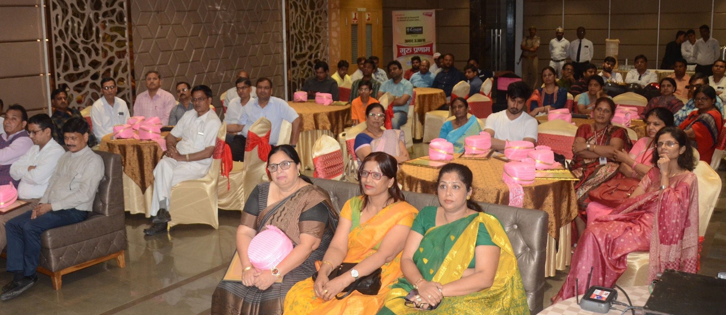 आर्चिड ब्लू होटल में अमर उजाला द्वारा गुरू प्रणाम कार्यक्रम में उपस्थित शिक्षक शिक्षिकाएं । आर्चिड ब्लू होटल में अमर उजाला द्वारा गुरू प्रणाम कार्यक्रम में उपस्थित शिक्षक शिक्षिकाएं ।