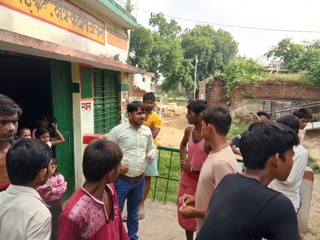 शिक्षक से बहस करते ग्रामीण शिक्षक से बहस करते ग्रामीण