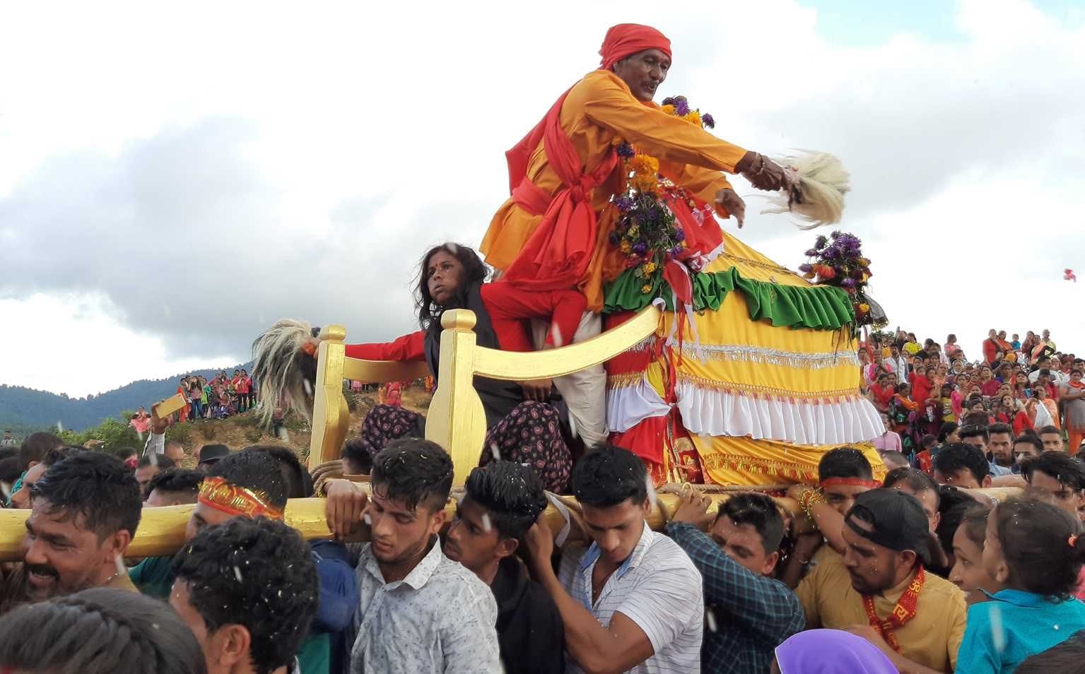 झूमाधूरी महोत्सव में राईकोट महर से निकली मां महाकाली और माँ भगवती की रथ यात्रा को मंदिर की ओर ले ज? झूमाधूरी महोत्सव में राईकोट महर से निकली मां महाकाली और माँ भगवती की रथ यात्रा को मंदिर की ओर ले ज?