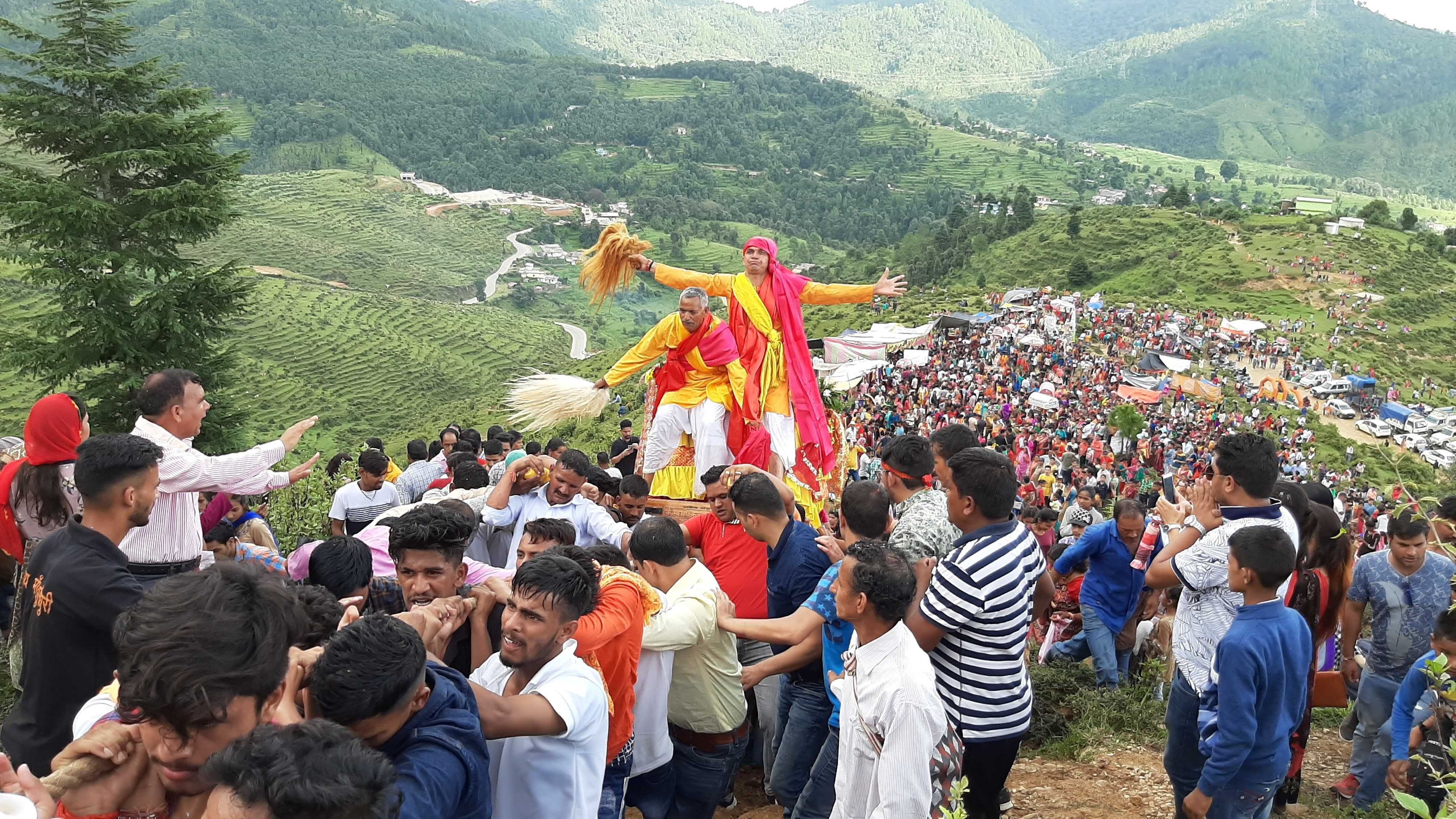 झूमाधूरी महोत्सव के तहत पाटन-पाटनी गांव से दुर्गम चढाई पार कर मां भगवती की डोला यात्रा को मंदिर क? झूमाधूरी महोत्सव के तहत पाटन-पाटनी गांव से दुर्गम चढाई पार कर मां भगवती की डोला यात्रा को मंदिर क?