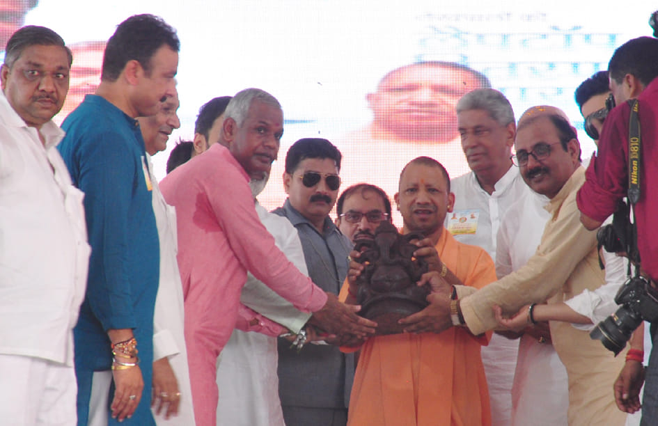 गंगोह में नवीन मंडी स्थल पर जनसभा मे मुख्यमंत्री योगी आदित्यनाथ को गणेशजी की प्रतिमा प्रदान करत? गंगोह में नवीन मंडी स्थल पर जनसभा मे मुख्यमंत्री योगी आदित्यनाथ को गणेशजी की प्रतिमा प्रदान करत?