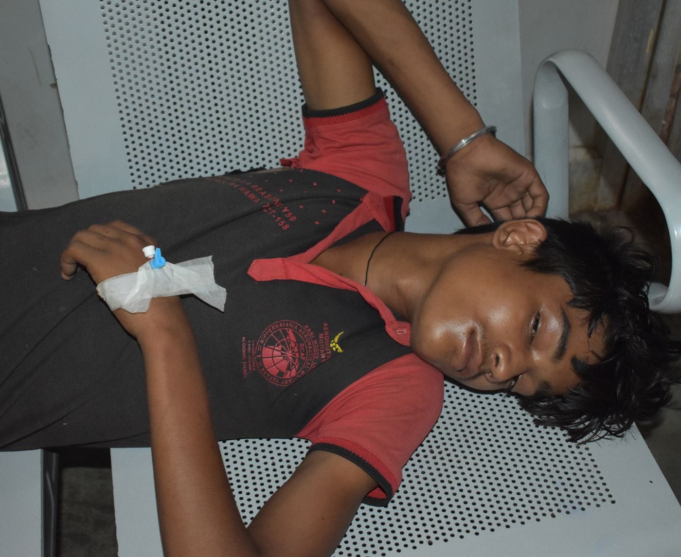 जिला अस्पताल में भर्ती बेहोशी की हालत में चालक उमेश। जिला अस्पताल में भर्ती बेहोशी की हालत में चालक उमेश।