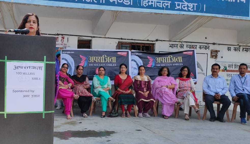 राजकीय वरिष्ठ माध्यमिक पाठशाला बरयारा में अपराजिता-100 मिलियन स्माइल्स के तहत प्रधानाचार्य हेमल?