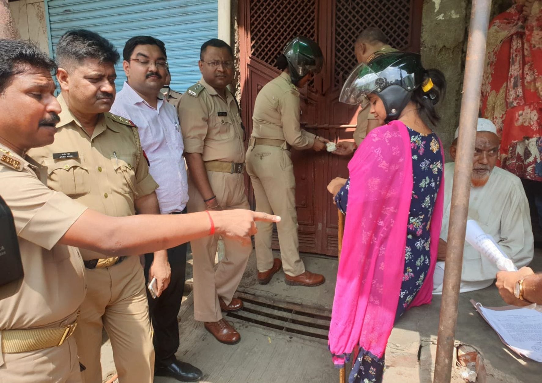  चुन्ना के मकान को सील कराते सिटी मजिस्ट्रेट विनीत कुमार व सीओ विशाल पांडे।
